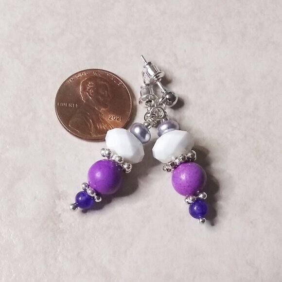 🎁☃️❄️ $10 Stocking Stuffers! Everday Wear Dangle Earrings: Purple + White Beads - Picture 4 of 8